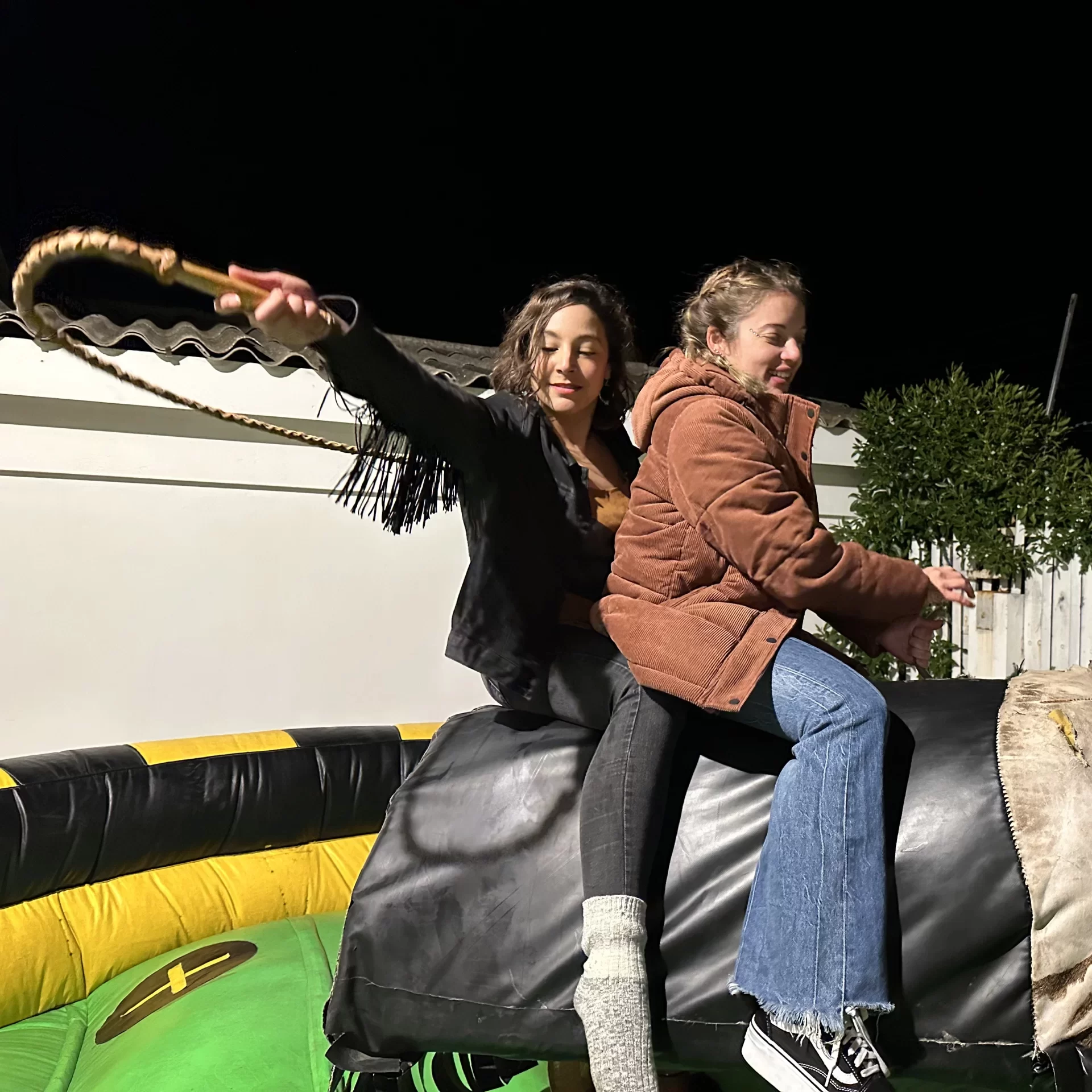 Despedidas de soltera únicas con toro mecánico en Santiago. ¡La novia y sus amigas vivirán una experiencia inolvidable
