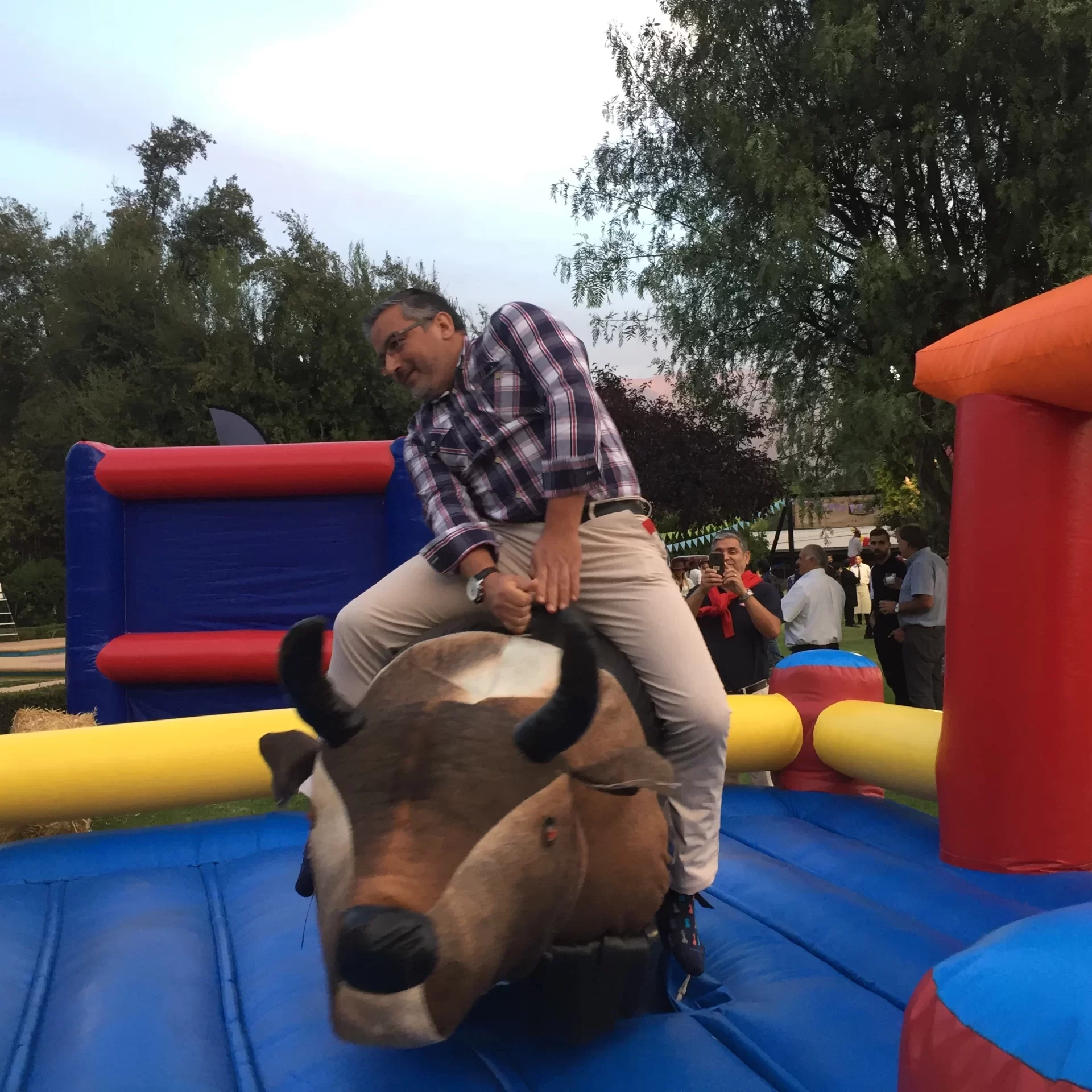 Team building empresarial con toro mecánico. Fortalece el compañerismo de tu equipo con nuestros juegos mecánicos en Santiago.
